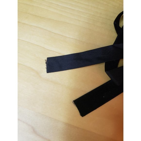 Brand New Velvet‎ Ribbon Tie on Choker with Flower - Picture 4 of 4